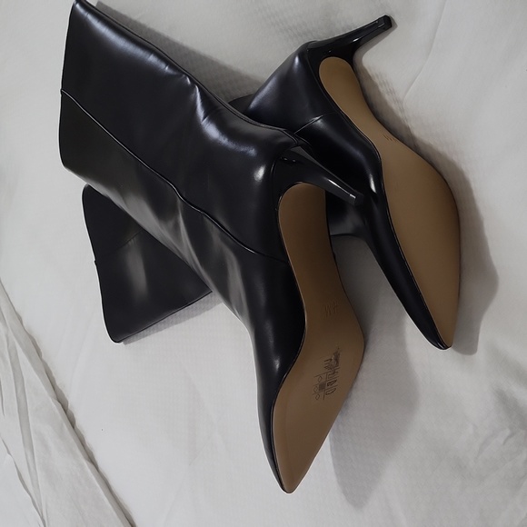 Zip less 2.5in black faux leather boots. - Picture 3 of 4